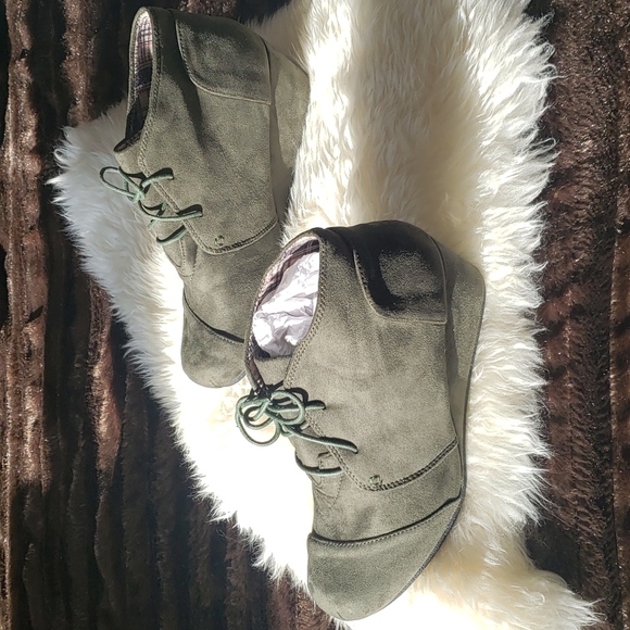 Forever 21 Patricia Lace Up Wedge Boot Olive Green 10M - Picture 9 of 9